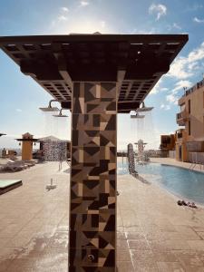 Puesta del sol en playa arena