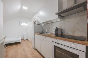 Flat Near Prague Castle Stylish & Prime Location 8