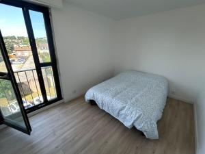 Apartment 8 min Orly, 2 min RER, bus direct Orly