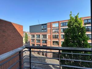 Balcony Free Parking Huge TV City Centre Apt