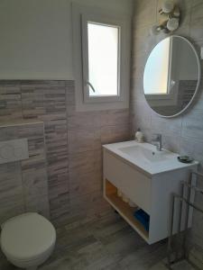 Bel appartement climatisé avec balcon 200m de la Plage