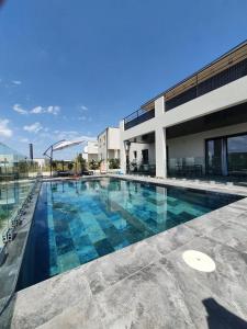 villa with swimming pool - 4hvězdičkové hotely ve městě Juvignac