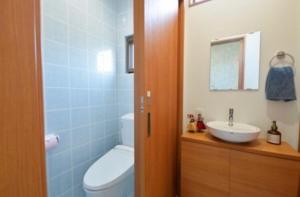 Entire 2nd floor, near the sea, tavern on the 1st floor, maximum 8 people, check out at 12 pm