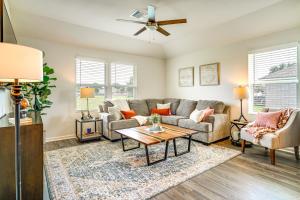 12 Mi to Avery Island Spacious Family Home!