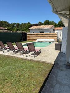 Maisons de vacances Maison 3 chambres piscine partagee : photos des chambres