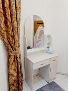 Ajman Family Holiday homes VIP Two rooms, a large hall and a fully equipped kitchen that can accommodate 7 people and children