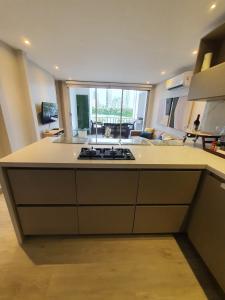 Apartamento con balcón y vista al lago