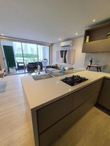 Apartamento con balcón y vista al lago