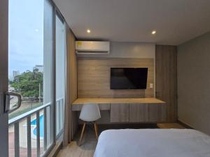 Apartamento con balcón y vista al lago