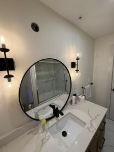 Cozy Room Near Downtown Vancouver, Science World, Skytrain, Cafes, Fast Wifi, Free Parking