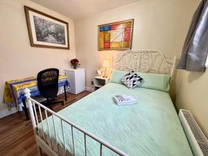 Bright&Modern Space Perfect for couple and Family Step to public transit in Toronto