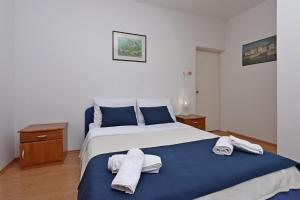 Rooms with a parking space Novi Vinodolski - 21509