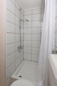 Rooms with a parking space Novi Vinodolski - 21509