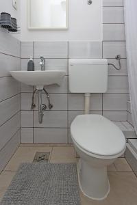 Rooms with a parking space Novi Vinodolski - 21509