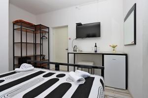 Rooms with a parking space Novi Vinodolski - 21509