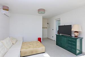 Seaside family friendly house with a swimming pool Sparadici, Sibenik - 24200