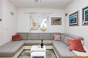 Seaside family friendly house with a swimming pool Sparadici, Sibenik - 24200