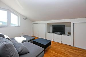 Seaside family friendly house with a swimming pool Sparadici, Sibenik - 24200