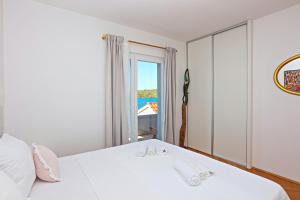 Seaside family friendly house with a swimming pool Sparadici, Sibenik - 24200