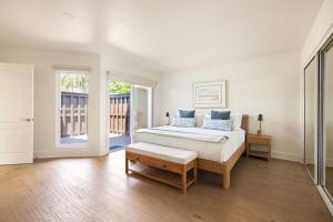 La Jolla Hillside Views and Coastal Comfort