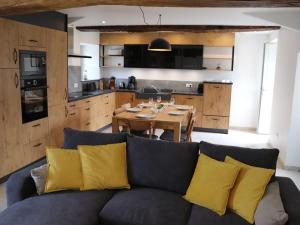 Maisons de vacances Gite 18eme renove avec piscine couverte, terrasse, loisirs et WiFi – 6 pers. - FR-1-426-432 : photos des chambres