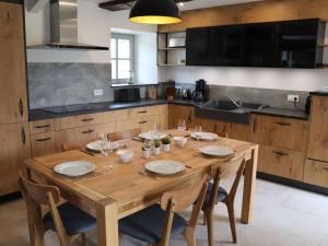 Maisons de vacances Gite 18eme renove avec piscine couverte, terrasse, loisirs et WiFi – 6 pers. - FR-1-426-432 : photos des chambres