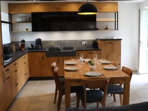 Maisons de vacances Gite 18eme renove avec piscine couverte, terrasse, loisirs et WiFi – 6 pers. - FR-1-426-432 : photos des chambres