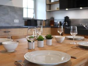 Maisons de vacances Gite 18eme renove avec piscine couverte, terrasse, loisirs et WiFi – 6 pers. - FR-1-426-432 : photos des chambres