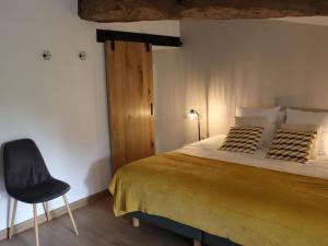 Maisons de vacances Gite 18eme renove avec piscine couverte, terrasse, loisirs et WiFi – 6 pers. - FR-1-426-432 : photos des chambres