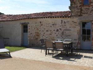 Maisons de vacances Gite 18eme renove avec piscine couverte, terrasse, loisirs et WiFi – 6 pers. - FR-1-426-432 : photos des chambres