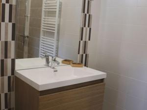 Maisons de vacances Gite de charme avec piscine couverte, ideal pour 10 pers., PMR, proche Puy du Fou, grand jardin, loisirs - FR-1-426-428 : photos des chambres