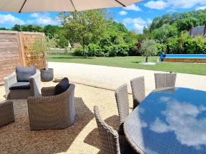 Maisons de vacances Longere cosy chic pres de Bourges avec piscine, clim, WiFi et parking - FR-1-586-42 : photos des chambres