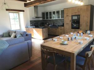 Maisons de vacances Elegant gite 18eme siecle renove avec piscine couverte, terrasse et grand terrain aux Herbiers. - FR-1-426-406 : photos des chambres