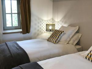 Maisons de vacances Elegant gite 18eme siecle renove avec piscine couverte, terrasse et grand terrain aux Herbiers. - FR-1-426-406 : photos des chambres