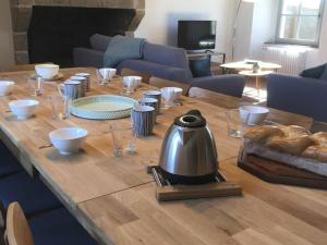 Maisons de vacances Elegant gite 18eme siecle renove avec piscine couverte, terrasse et grand terrain aux Herbiers. - FR-1-426-406 : photos des chambres