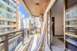 Apto 3Q c varanda 150m do mar Meia Praia EIS305