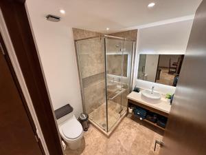 Modern 2BR Condo 1 Block from 5th Ave wt Pool, Gym n Fast WiFi