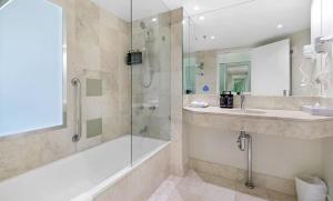 Renovated King Suite, Ocean View Mantra Surfers