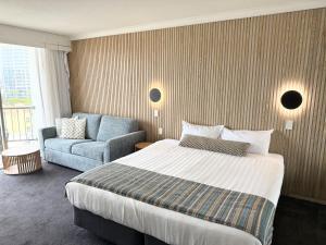 Renovated King Suite, Ocean View Mantra Surfers