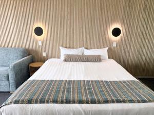 Renovated King Suite, Ocean View Mantra Surfers