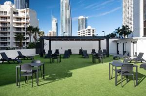 Renovated King Suite, Ocean View Mantra Surfers