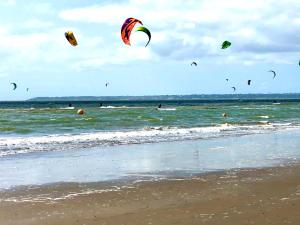 Maisons de vacances Villa familiale en bord de mer avec 6 chambres, WiFi, animaux admis, proche Saint-Brevin-l'Ocean - FR-1-364-170 : photos des chambres