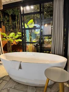 Micro casa quintal privativo, banheira de imersão