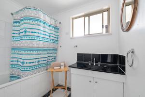 Basin Escape - short walk to the waters edge.