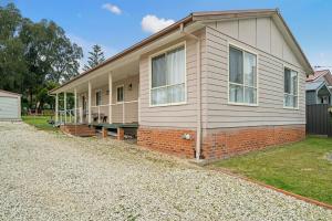 Basin Escape - short walk to the waters edge.