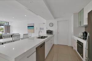 Waves - Luxury 3 Bedroom Apartment walk to everything