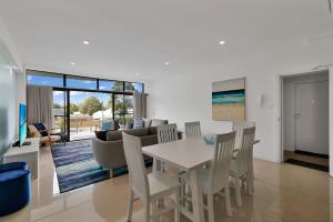 Waves - Luxury 3 Bedroom Apartment walk to everything