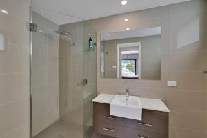 Waves - Luxury 3 Bedroom Apartment walk to everything