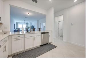 Beautiful 3 bed 2 bath pool & lake view 10 min from beaches