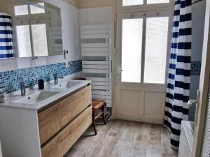 Maisons de vacances Maison 3 chambres, 150 m de la plage, 4/6 pers, WI-FI, terrasse, parking, proche commerces, La Tranche sur Mer - FR-1-357-23 : photos des chambres